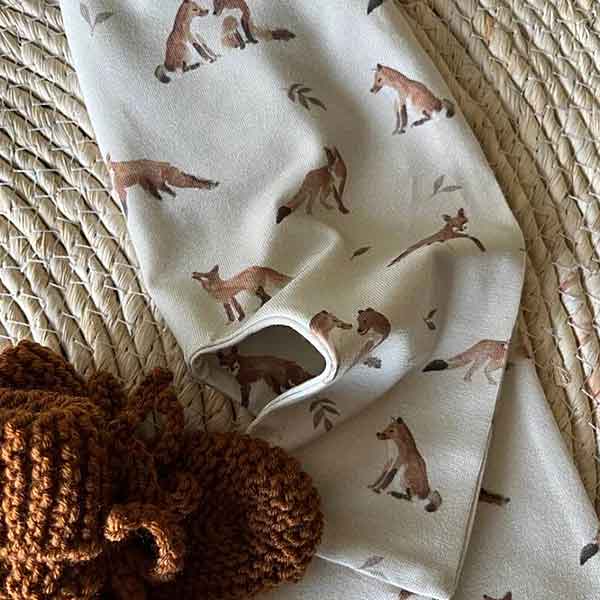 Dit mooie broekje Fox Grey Leaves heeft een leuke vossenprint met bladeren op een beige achtergrond. Het broekje komt uit de collectie van Broekiezz.