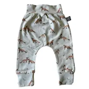 Dit mooie broekje Fox Grey Leaves heeft een leuke vossenprint met bladeren op een beige achtergrond. Het broekje komt uit de collectie van Broekiezz.