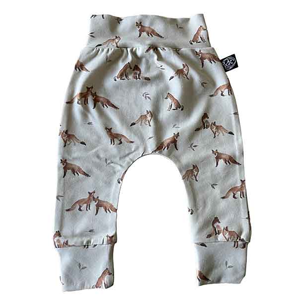 Dit mooie broekje Fox Grey Leaves heeft een leuke vossenprint met bladeren op een beige achtergrond. Het broekje komt uit de collectie van Broekiezz.