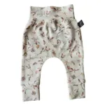 Dit mooie broekje Frozen Botanical Sand komt uit de collectie van Broekiezz. De tailleband & boordjes van de pijpjes zijn elastisch. Gemaakt van biologisch katoen.