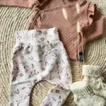 Dit mooie broekje Frozen Botanical Sand komt uit de collectie van Broekiezz. De tailleband & boordjes van de pijpjes zijn elastisch. Gemaakt van biologisch katoen.