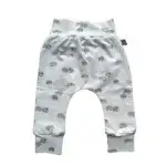 Dit mooie broekje Egels komt uit de collectie van Broekiezz. De tailleband & boordjes van de pijpjes zijn elastisch. Gemaakt van biologisch katoen.