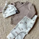 Dit mooie broekje Egels komt uit de collectie van Broekiezz. De tailleband & boordjes van de pijpjes zijn elastisch. Gemaakt van biologisch katoen.