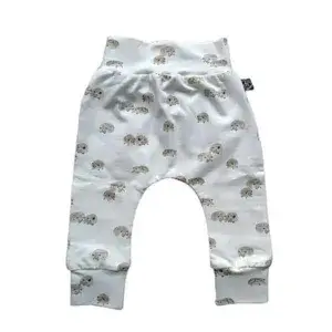Dit mooie broekje Egels komt uit de collectie van Broekiezz. De tailleband & boordjes van de pijpjes zijn elastisch. Gemaakt van biologisch katoen.