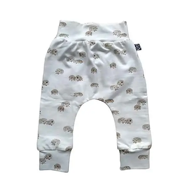 Dit mooie broekje Egels komt uit de collectie van Broekiezz. De tailleband & boordjes van de pijpjes zijn elastisch. Gemaakt van biologisch katoen.