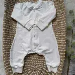 Dit heerlijke zachte boxpakje Ecru is in de kleur ecru/gebroken wit en komt uit de collectie van Made by Jolien. Gemaakt van organisch katoen.