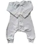 Dit heerlijke zachte boxpakje Ecru is in de kleur ecru/gebroken wit en komt uit de collectie van Made by Jolien. Gemaakt van organisch katoen.