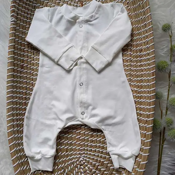 Dit heerlijke zachte boxpakje Ecru is in de kleur ecru/gebroken wit en komt uit de collectie van Made by Jolien. Gemaakt van organisch katoen.