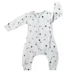 Een heerlijk zacht boxpakje in de kleur crème, zonder voetjes met bedrukkingen van de maantjes uit de collectie van Made by Jolien