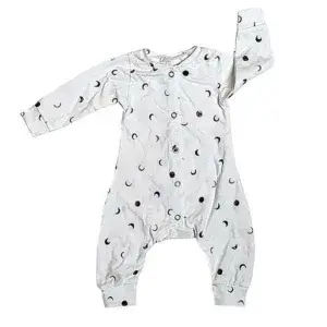 Een heerlijk zacht boxpakje in de kleur crème, zonder voetjes met bedrukkingen van de maantjes uit de collectie van Made by Jolien