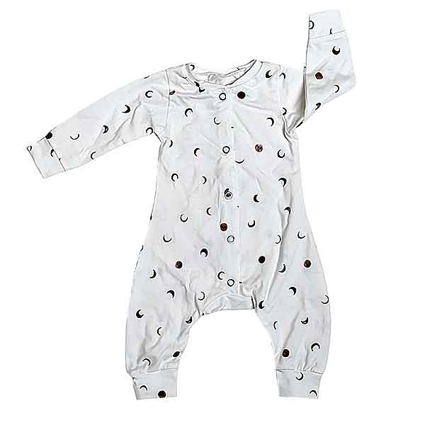 Een heerlijk zacht boxpakje in de kleur crème, zonder voetjes met bedrukkingen van de maantjes uit de collectie van Made by Jolien