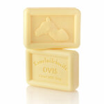 Dit zeepblok van kamelenmelk heeft een subtiele geur en wordt gemaakt op basis van natuurlijke ingrediënten. Er wordt gebruik gemaakt van hoge kwaliteit en plantaardige oliën zoals karitéboter, biologische kamelenmelk, parfum & zout. De kamelenmelk wordt geabsorbeerd in de diepere lagen van uw huid, verjongen en vullen het vochtgehalte in de huid aan.