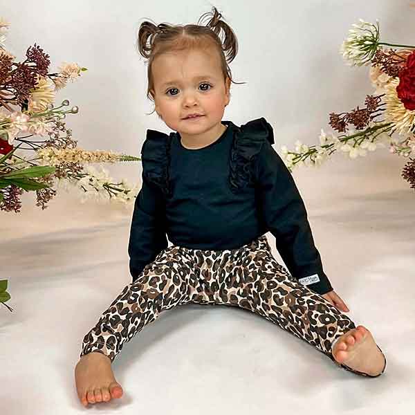 Hier vindt je de legging Lilly Leopard van May Mays. Met deze legging zal jouw kleintje de show stelen. Of het nu is op een feestje, speeldate of een dagje in de opvang.