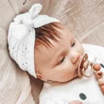 Hier een schattig wit turban mutsje gemaakt van broderie. Het mutsje heeft aan de voorkant een leuke strik. Door de stof krijgt dit mutsje een mooie en luxe uitstraling.