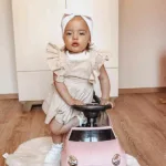 Hier een schattig wit turban mutsje gemaakt van broderie. Het mutsje heeft aan de voorkant een leuke strik. Door de stof krijgt dit mutsje een mooie en luxe uitstraling.