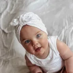 Hier een schattig wit turban mutsje gemaakt van broderie. Het mutsje heeft aan de voorkant een leuke strik. Door de stof krijgt dit mutsje een mooie en luxe uitstraling.