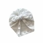 Hier een schattig wit turban mutsje gemaakt van broderie. Het mutsje heeft aan de voorkant een leuke strik. Door de stof krijgt dit mutsje een mooie en luxe uitstraling.