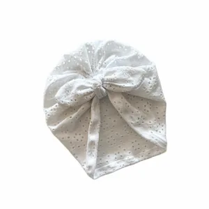 Hier een schattig wit turban mutsje gemaakt van broderie. Het mutsje heeft aan de voorkant een leuke strik. Door de stof krijgt dit mutsje een mooie en luxe uitstraling.