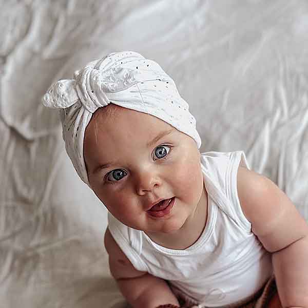 Hier een schattig wit turban mutsje gemaakt van broderie. Het mutsje heeft aan de voorkant een leuke strik. Door de stof krijgt dit mutsje een mooie en luxe uitstraling.
