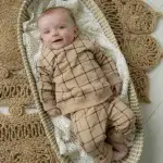 Een stoere sweater in de kleur beige met een print van blokken in de kleur bruin. Deze sweater komt uit de collectie Playtime van Frogs and Dogs.