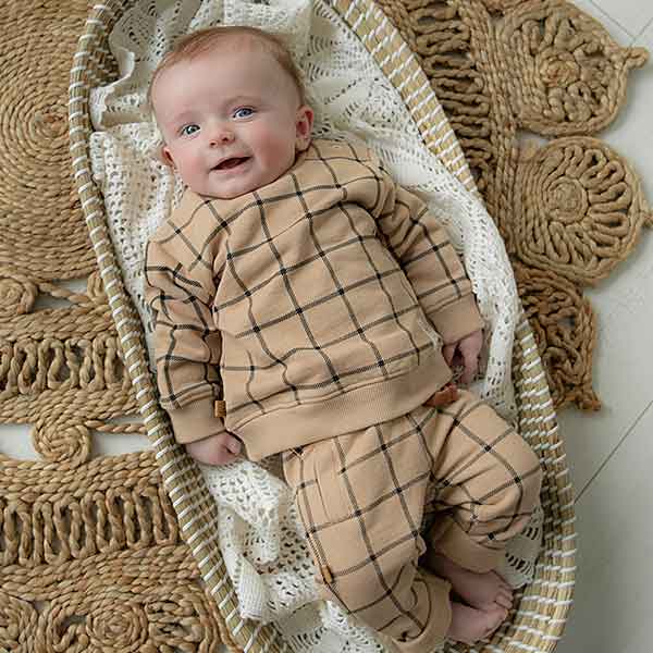 Een stoere sweater in de kleur beige met een print van blokken in de kleur bruin. Deze sweater komt uit de collectie Playtime van Frogs and Dogs.