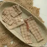 Een stoere sweater in de kleur beige met een print van blokken in de kleur bruin. Deze sweater komt uit de collectie Playtime van Frogs and Dogs.