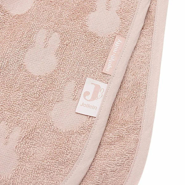 Een heerlijke zachte badponcho in de kleur oudroze van het merk Jollein. Het design van deze badponcho is Nijntje en is gemaakt van badstof katoen. Heerlijk warm en makkelijk voor na het douchen of badderen.