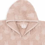 Een heerlijke zachte badponcho in de kleur oudroze van het merk Jollein. Het design van deze badponcho is Nijntje en is gemaakt van badstof katoen. Heerlijk warm en makkelijk voor na het douchen of badderen.