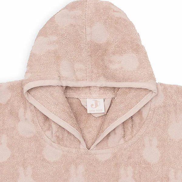 Een heerlijke zachte badponcho in de kleur oudroze van het merk Jollein. Het design van deze badponcho is Nijntje en is gemaakt van badstof katoen. Heerlijk warm en makkelijk voor na het douchen of badderen.