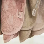 Een heerlijke zachte badponcho in de kleur oudroze van het merk Jollein. Het design van deze badponcho is Nijntje en is gemaakt van badstof katoen. Heerlijk warm en makkelijk voor na het douchen of badderen.