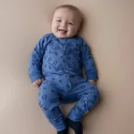 Een heerlijk zacht boxpakje in de kleur blauw met een print van diverse logootjes uit de Handsome Academy collectie van Frogs and Dogs. Het boxpakje is ook geschikt om mee te slapen.