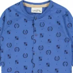 Een heerlijk zacht boxpakje in de kleur blauw met een print van diverse logootjes uit de Handsome Academy collectie van Frogs and Dogs. Het boxpakje is ook geschikt om mee te slapen.