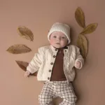 Het geblokte broekje Checks in de kleuren ecru en bruin uit de Wild adventure collectie van Frogs and Dogs. Een stoer broekje met een elastische broeksband.