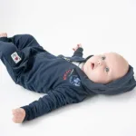 Dit broekje Pirate Plain is gemaakt van heerlijke katoen in de kleur Navy en komt uit de collectie van Frogs and Dogs. Een stoer broekje met een elastische broeksband.