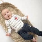 Dit broekje Pirate Plain is gemaakt van heerlijke katoen in de kleur Navy en komt uit de collectie van Frogs and Dogs. Een stoer broekje met een elastische broeksband.