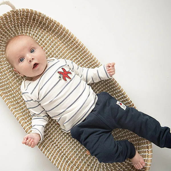 Dit broekje Pirate Plain is gemaakt van heerlijke katoen in de kleur Navy en komt uit de collectie van Frogs and Dogs. Een stoer broekje met een elastische broeksband.