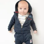 Dit broekje Pirate Plain is gemaakt van heerlijke katoen in de kleur Navy en komt uit de collectie van Frogs and Dogs. Een stoer broekje met een elastische broeksband.