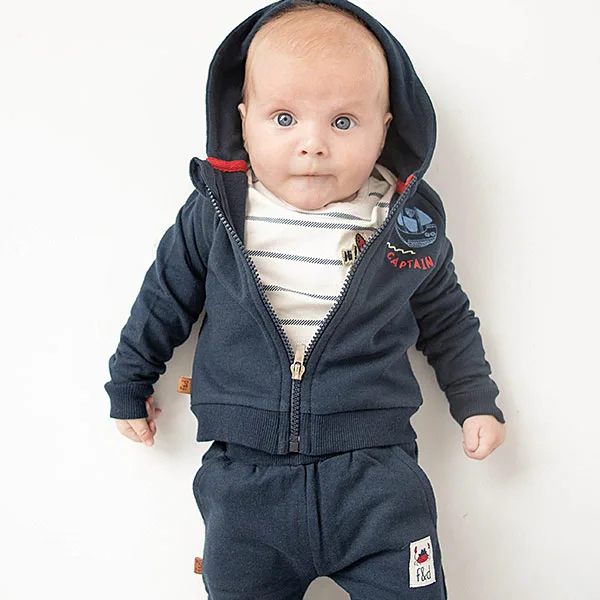 Dit broekje Pirate Plain is gemaakt van heerlijke katoen in de kleur Navy en komt uit de collectie van Frogs and Dogs. Een stoer broekje met een elastische broeksband.