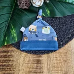 Een heerlijk zachte blauwe knoopmuts met berenprint gemaakt van soepele terry stof uit de collectie van ByTasha Exclusive. De muts is gemaakt van biologisch katoen.