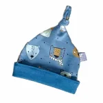 Een heerlijk zachte blauwe knoopmuts met berenprint gemaakt van soepele terry stof uit de collectie van ByTasha Exclusive. De muts is gemaakt van biologisch katoen.