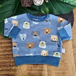 Een heerlijk zachte blauwe sweater met berenprint gemaakt van soepele terry stof uit de collectie van ByTasha Exclusive. De sweater is gemaakt van biologisch katoen.