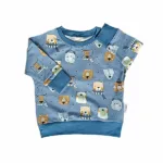 Een heerlijk zachte blauwe sweater met berenprint gemaakt van soepele terry stof uit de collectie van ByTasha Exclusive. De sweater is gemaakt van biologisch katoen.