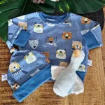 Een heerlijk zachte blauwe sweater met berenprint gemaakt van soepele terry stof uit de collectie van ByTasha Exclusive. De sweater is gemaakt van biologisch katoen.