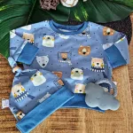 Een heerlijk zachte blauwe sweater met berenprint gemaakt van soepele terry stof uit de collectie van ByTasha Exclusive. De sweater is gemaakt van biologisch katoen.