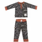 Een leuk broekje met zwarte ondergrond en witte dino print uit de Dino Park collectie van Frogs and Dogs. Het broekje heeft aan de zijkant 2 zakjes en een elastische broeksband. Broeksband en boorden pijpjes zijn in het bruin.