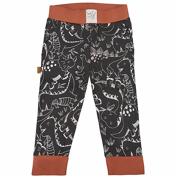 Een leuk broekje met zwarte ondergrond en witte dino print uit de Dino Park collectie van Frogs and Dogs. Het broekje heeft aan de zijkant 2 zakjes en een elastische broeksband. Broeksband en boorden pijpjes zijn in het bruin.
