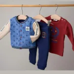 Dit stoere broekje is effen blauw van kleur met een patch. Dit broekkje is gevoerd en komt uit de Handsome Academy collectie van Frogs and Dogs. Zeer geschikt voor koud weer.