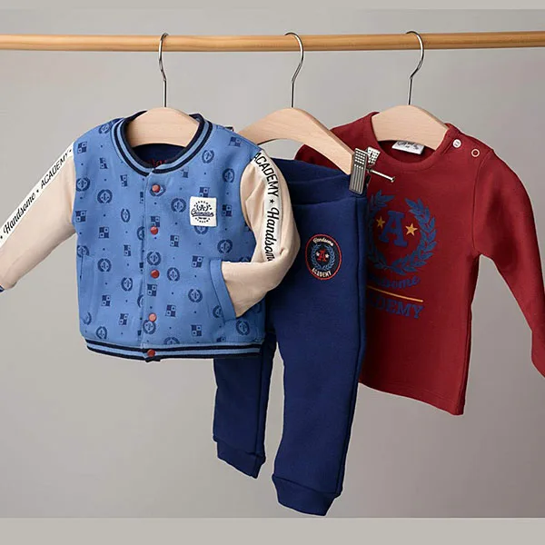 Dit stoere broekje is effen blauw van kleur met een patch. Dit broekkje is gevoerd en komt uit de Handsome Academy collectie van Frogs and Dogs. Zeer geschikt voor koud weer.