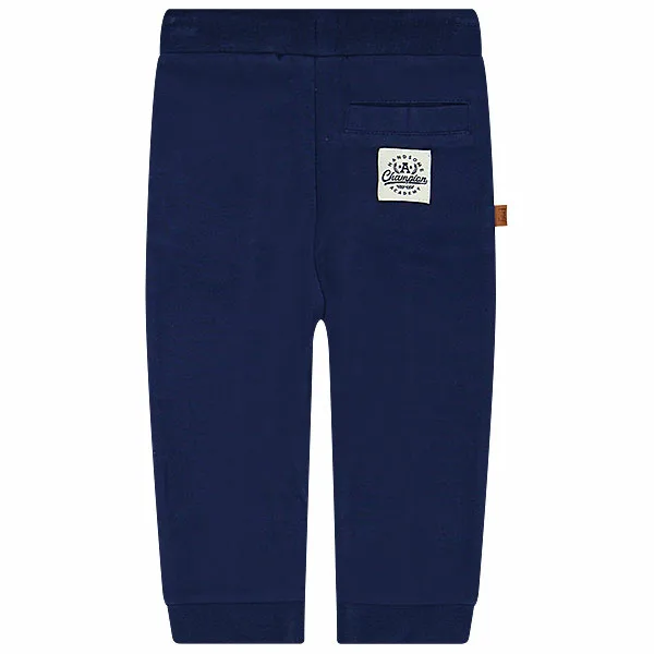 Dit stoere joggingsbroekje is effen blauw van kleur. Dit broekje komt uit de Handsome Academy collectie van Frogs and Dogs. Voorzien van broeksband met koord.