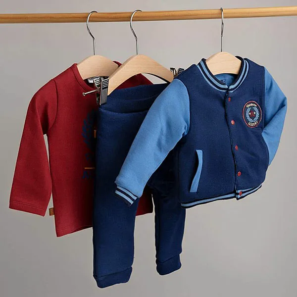 Dit stoere joggingsbroekje is effen blauw van kleur. Dit broekje komt uit de Handsome Academy collectie van Frogs and Dogs. Voorzien van broeksband met koord.